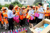 2019年7月16日，江苏连云港，爱心慰问小组向环卫工人发放防暑降温药品。