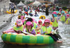 当地时间2018年7月24日，韩国首尔市松坡区城内川边，小朋友们在泡脚读书。近日首尔连日高温，松坡区政府在城内川水上乐园开设书吧，让孩子们戏水读书两不误。