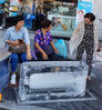 当地时间2018年8月9日，韩国金海市，为了帮助市民熬过酷暑，当地政府在21个公交车站放置了共150公斤冰块。
