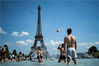 当地时间2019年6月25日，法国巴黎，当地迎高温天气，民众戏水消暑。24日开始，法国巴黎的气温开始一路攀升，预计26日起，巴黎的温度有可能高达37摄氏度，法国其他地区的温度可能超过40摄氏度。来源：视觉中国

