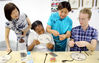 2019年7月19日，美国留学生在江苏苏州卢福英刺绣培训学校学习刺绣技艺。
