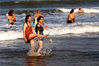 2019年7月20日，在青岛西海岸新区龙湾海水浴场，游客在海中玩耍。