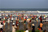 2019年7月20日，在青岛西海岸新区龙湾海水浴场，游客在海中玩耍。