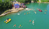 2019年7月21日，安徽亳州，在林拥城一公开水域，游泳爱好者在参加消夏亳州公开水域畅游活动。