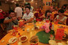 2008年9月26日晚，5对新人在广西柳州市鑫源饭店举行婚宴，席间共来了上千名宾客，招待他们的饭菜却仅是一桶泡面。部分宾客见上来的是泡面离开了饭店，留下来的以泡面充饥。张存立/视觉中国