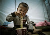 2013年07月28日，甘肃省天水市，秦州区娘娘坝镇被安置的孩子在吃方便面。周文涛/视觉中国