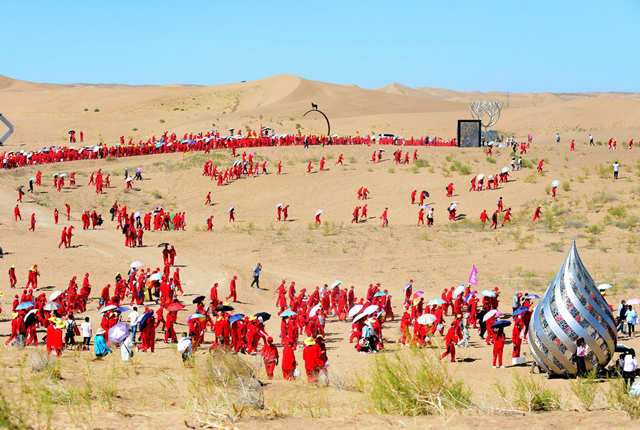 第二届沙漠雕塑国际创作营暨大地艺术节在甘肃武威开幕