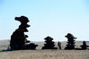 2019年7月20日，甘肃武威，72座造型各异的雕塑与茫茫大漠完美融合。