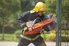 2019年7月23日，江苏泰州，泰州市消防救援支队消防指战员开展纵深灭火救援操法训练。