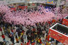 2018年10月10日，江苏苏州，太仓市举行电商节启动活动迎接双“十一”的到来，现场放飞2万只气球，汇成气球海洋，吸引了不少参与。计海新/视觉中国