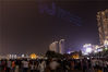2019年6月18日，重庆南滨路上，市民观看无人机表演。朱彦霏/视觉中国 编辑/康娜