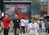 2019年7月4日，南京中山路与珠江路路口的交通违法曝光电子显示大屏上滚动显示着闯红灯的非机动车、行人的违法照片、违法人姓名及身份证号、违法时间、违法行为等信息。