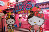 2019年7月6日，上海，中庚漫游城城市集市，“凯蒂猫清朝梦游记”主题展迎来双休客流，Hello Kitty身着中国风服饰，带游客“穿越”漫游清宫皇室，古今混搭的奇趣魔幻秀让来商城消费的顾客兴奋不已。