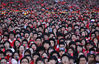 当地时间2010年6月23日，韩国首尔，民众聚集首尔市政厅广场观看2010世界杯B组韩国对战尼日利亚的比赛。Reuters/视觉中国