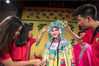 2019年7月8日，江苏南通， 2019海外华裔青少年“中国寻根之旅”夏令营营员在伶工学社体验京剧文化。
