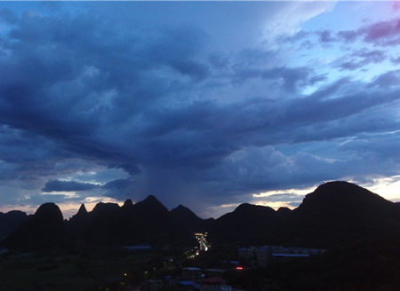 受7号台风“韦帕”外围环流影响 广西桂林乌云翻滚雷雨阵阵