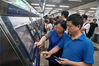 2019年8月10日，北京西站地铁站自动售票机，乘客正在通过手机支付车票。