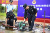 2019年8月12日，在安徽省亳州市城南地表水厂，公安民警在集中销毁非法枪支、管制刀具。