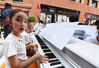 2019年8月12日，浙江义乌，少儿用钢琴弹奏乐曲《我爱你中国》。