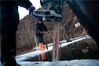 2019年1月22日，北京密云区白河冰面上，采冰工们们在采冰。为了不让刚切割下来的冰再冻上，需要采冰工们协同作业。