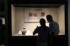  2019年8月10日，市民在甘肃省武威市博物馆参观《武威历史文物展览》。