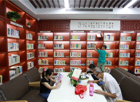 江苏扬州：市民“城市书房”觅清凉