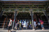 2019年8月14日，山西省晋中市祁县，处于暂停运营中的乔家大院仍然吸引了部分游客慕名而来。