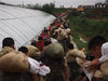 2019年8月14日，山东潍坊，部队和地方救援人员聚集在寿光市北部的羊口镇张僧河决口。