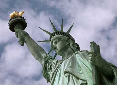 自由女神像铭文刻“欢迎移民” 美高官：只欢迎欧洲人