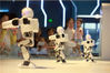 2019年8月15日，在江苏省扬州科技馆，小朋友和家长在观看机器人舞蹈表演。