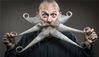 当地时间2018年8月18日，英国黑潭举办胡子锦标赛，多位“美髯公”参赛，展示自己奇葩的胡子造型。PA Images/视觉中国