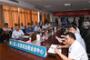 
2019年8月15日，与会人员在安徽省阜阳市颍上县人民医院远程会诊中心观看大屏幕上的手术进展。