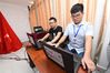 
2019年8月15日，在安徽省阜阳市颍上县人民医院远程会诊中心，工作人员为5G远程手术服务。