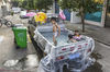 2019年8月15日，浙江省金华市，天气炎热，市民将自家货车后车厢改成泳池让自家孩子及邻居家孩子游玩，旁人见了直喊“太有才了”。