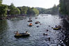 2019年8月15日，立秋后，贵州省贵阳市气温升高至摄氏32度，市郊的花溪河畔平桥段，市民在河里游泳、划船、漂流，享受解暑纳凉的快乐。