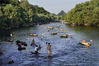 2019年8月15日，立秋后，贵州省贵阳市气温升高至摄氏32度，市郊的花溪河畔平桥段，市民在河里游泳、划船、漂流，享受解暑纳凉的快乐。秦刚/视觉中国