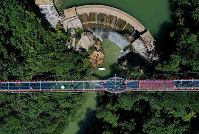 湖北襄阳：深山峡谷建成玻璃桥  游客体验“凌空漫步”
