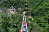 2019年8月17日，游客在湖北省襄阳市保康县马桥镇尧治河村尧帝天桥游览（无人机拍摄）。