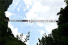 2019年8月17日，游客在湖北省襄阳市保康县马桥镇尧治河村尧帝天桥游览（无人机拍摄）。