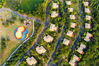 2019年8月17日，浙江省湖州市长兴县水口乡徽州庄村，错落有致的民宿、五彩热气球、绿水青山，构成了一幅美丽的乡村画卷。
