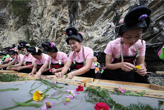 贵州黔东南：苗族群众举办古法造纸技艺比赛 传承传统文化