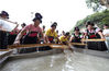 2019年8月17日，在贵州省丹寨县南皋乡石桥村古纸作坊，苗族村民在捞纸浆准备参加比赛。

