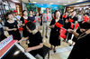 2019年8月19日，浙江宁波，捐赠者莫志蔚老人（中）和同学们在钢琴伴奏下合唱《我和我的祖国》。当铺/视觉中国
