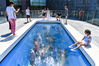 2019年8月17日，北京，市民来到中央美院美术馆，欣赏阿根廷著名装置艺术家雷安德罗·埃利希的作品展《太虚之境》。市民正在参观艺术家最著名的作品《游泳池》。

