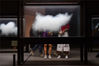 2019年8月17日，北京，市民来到中央美院美术馆，欣赏阿根廷著名装置艺术家雷安德罗·埃利希的作品展《太虚之境》，市民正在参观作品《云》。
