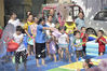 2019年8月19日，在山东省聊城市茌平区贾寨镇新世纪幼儿园，小朋友们和老师、家长们进行泼水大战游戏，以庆祝幼儿园生活结束。
