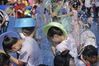 2019年8月19日，在山东省聊城市茌平区贾寨镇新世纪幼儿园，小朋友们和老师、家长们进行泼水大战游戏，以庆祝幼儿园生活结束。
