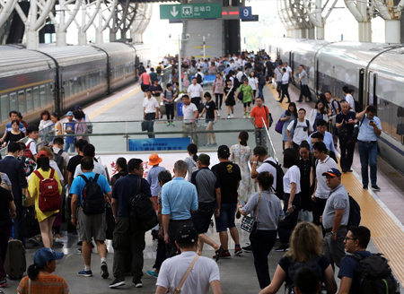暑假进入尾声 南京火车站返程学生客流增多