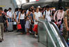 2019年8月20日，在南京火车站，众多学生返程，与旅游流、探亲流、商务流等多股客流叠加，客流上升快、规模大，将一直持续到9初。雨田/视觉中国