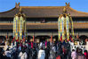 2019年2月1日，京城市民不顾严寒，蜂拥故宫看清代皇宫过年复原展览、观赏已消失近200年的复原“天灯”和“万寿灯”及五彩缤纷的宫灯，还特别兴致勃勃逛庙会，提前在紫禁城过大年。
